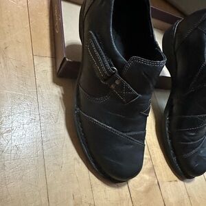 Clarks Black Leather Boots Sleek Modern Design